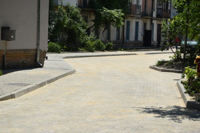 Показали, як у Луцьку ремонтують двори на Львівській та Привокзальній