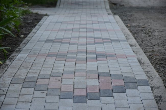 Показали, як у Луцьку ремонтують двори на Львівській та Привокзальній