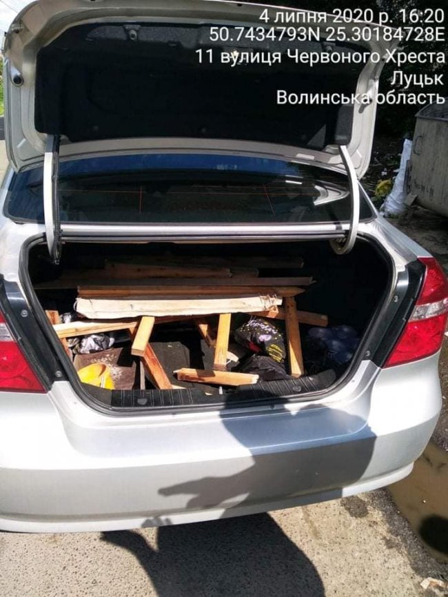 Муніципали спіймали людей, які з передмістя звозили будівельне сміття до Луцька. ФОТО