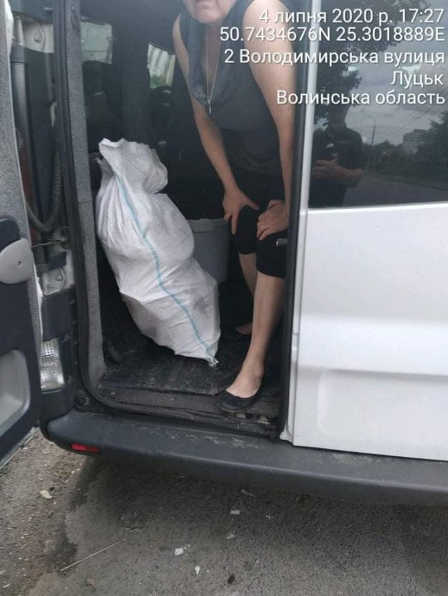 Муніципали спіймали людей, які з передмістя звозили будівельне сміття до Луцька. ФОТО