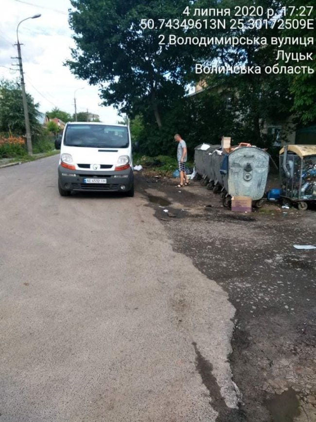 Муніципали спіймали людей, які з передмістя звозили будівельне сміття до Луцька. ФОТО