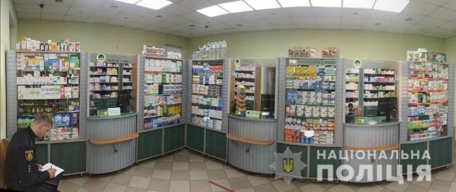 У Рівному чоловіки, погрожуючи провізорові ножем, пограбували аптеку. ФОТО