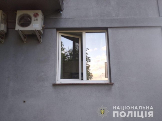 У Рівному чоловіки, погрожуючи провізорові ножем, пограбували аптеку. ФОТО