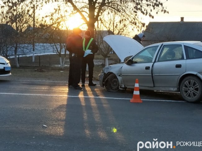 Авто відкинуло на інший бік дороги: на Волині – аварія за участю «євробляхи»