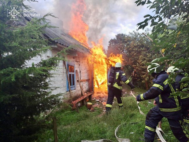 На Волині горіли житловий будинок та автомобіль
