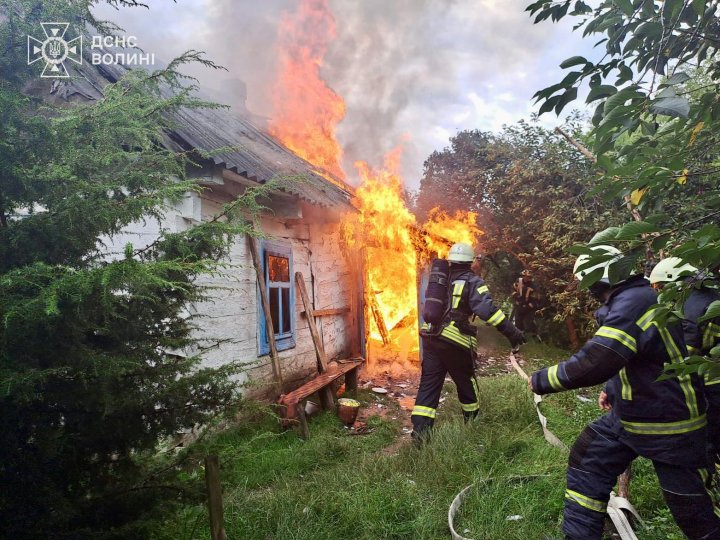 На Волині горіли житловий будинок та автомобіль