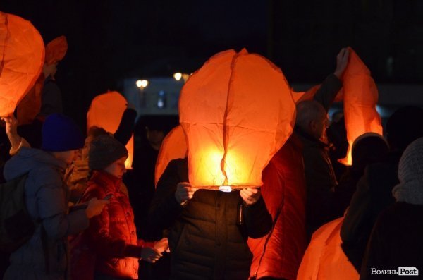До Героїв Небесної сотні від лучан полинули ліхтарики. ФОТО