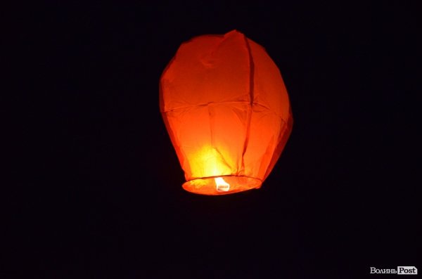 До Героїв Небесної сотні від лучан полинули ліхтарики. ФОТО