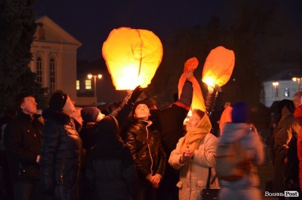 До Героїв Небесної сотні від лучан полинули ліхтарики. ФОТО
