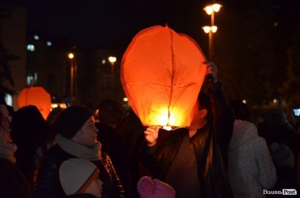 До Героїв Небесної сотні від лучан полинули ліхтарики. ФОТО