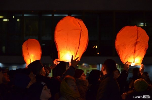 До Героїв Небесної сотні від лучан полинули ліхтарики. ФОТО