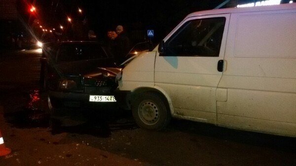 На Ковельській бус зіткнувся з іномаркою. ФОТО