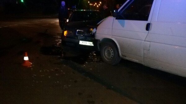 На Ковельській бус зіткнувся з іномаркою. ФОТО