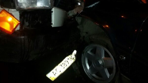 На Ковельській бус зіткнувся з іномаркою. ФОТО