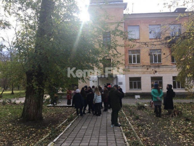 У керченському коледжі евакуювали дітей та викладачів: є загроза нового теракту