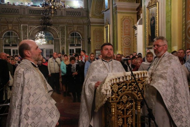 Великодня ніч у кафедральному соборі Луцька. ФОТОРЕПОРТАЖ