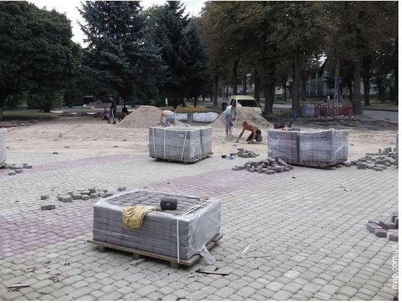 У Нововолинську доремонтовують скандальну площу. ФОТО