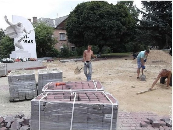 У Нововолинську доремонтовують скандальну площу. ФОТО