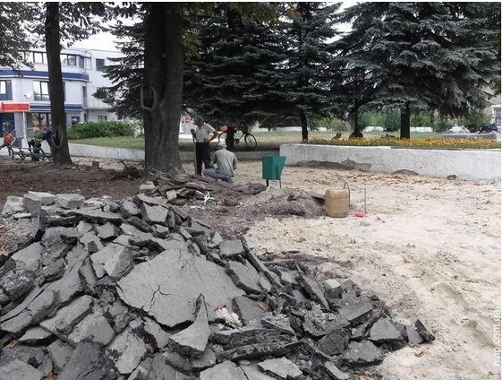 У Нововолинську доремонтовують скандальну площу. ФОТО