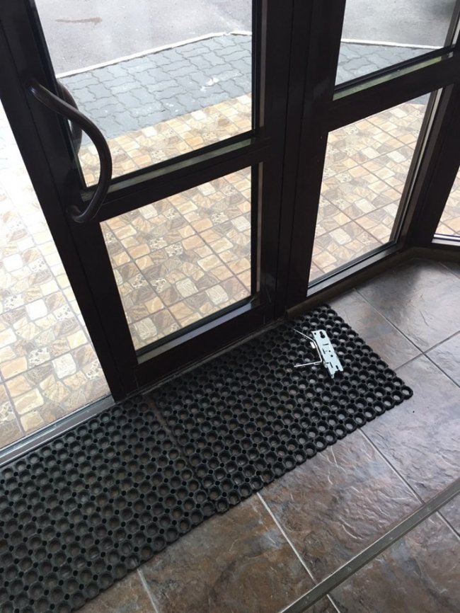 Вибиті двері та вікна, розкидані документи: як відбувались обшуки у луцькому «Ренесансі». ФОТО