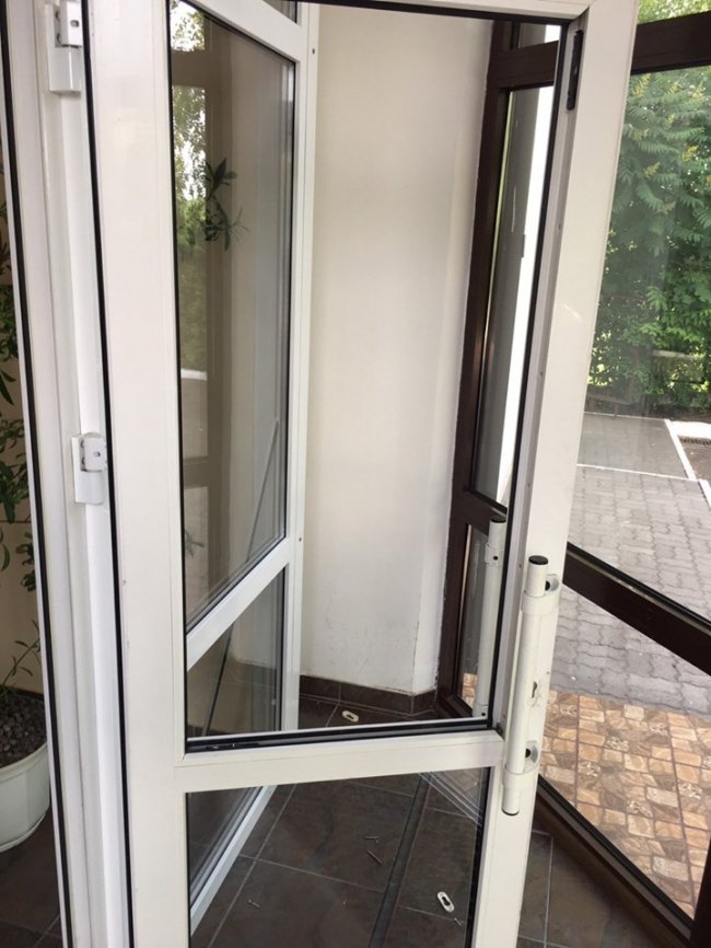 Вибиті двері та вікна, розкидані документи: як відбувались обшуки у луцькому «Ренесансі». ФОТО