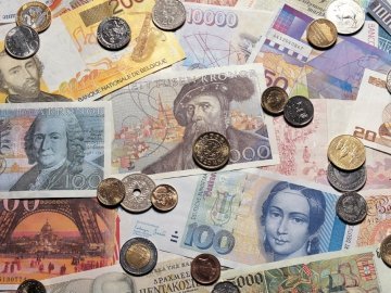 Українці скуповують валюту рекордними темпами