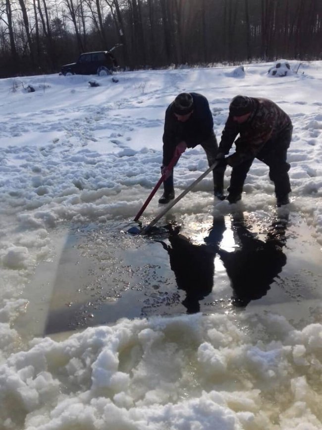 Зі Стиру вилучили 8 браконьєрських риболовних сіток. ФОТО