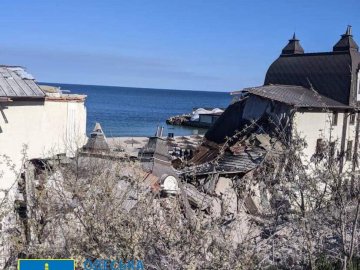Ракетний обстріл узбережжя Одеси: зруйновані будівлі готельно-ресторанного комплексу