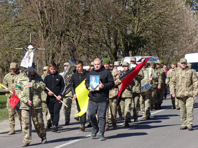 Навколішки проводжала уся громада: на Волині попрощалися із полеглим за Україну воїном