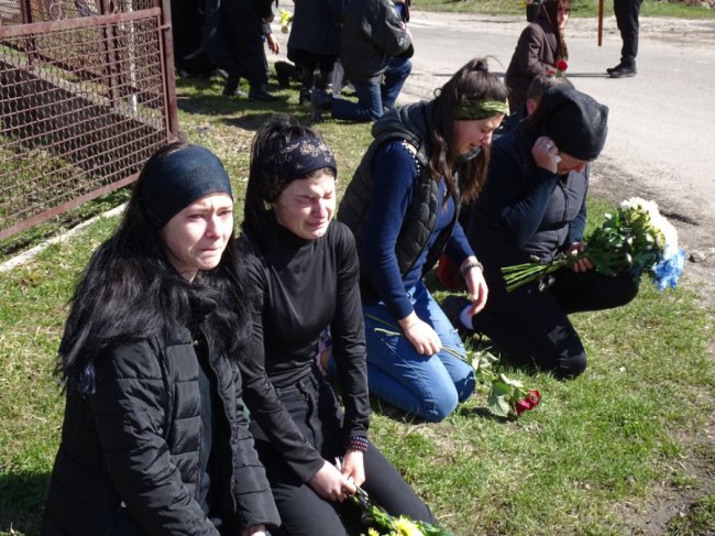 Навколішки проводжала уся громада: на Волині попрощалися із полеглим за Україну воїном