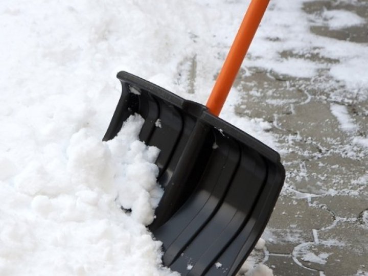 В Івано-Франківську містянам хочуть роздати лопати для прибирання снігу 