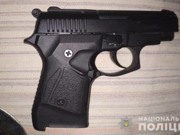 У волинянина вдома поліцейські знайшли пістолет