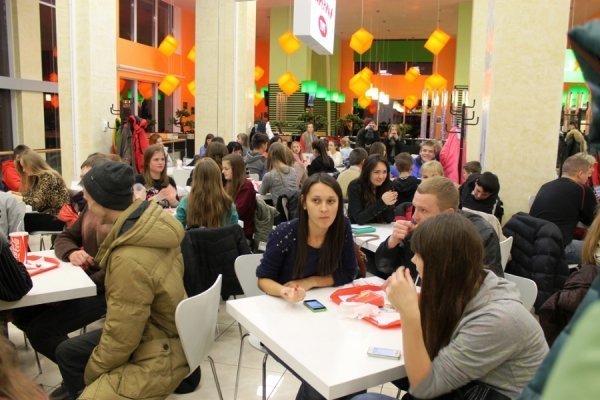 Пісенний флешмоб у луцькому  ЦУМі. ФОТО