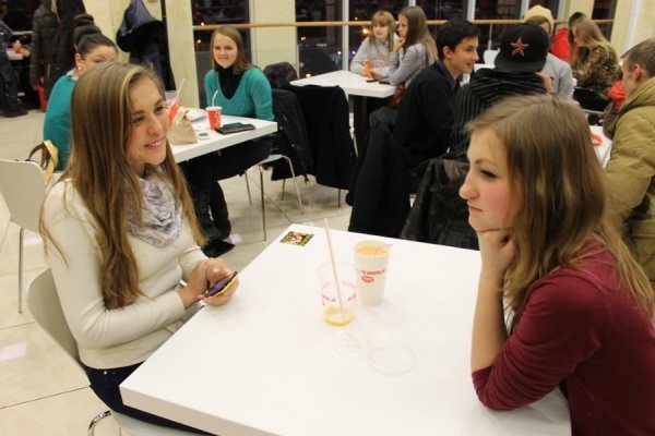 Пісенний флешмоб у луцькому  ЦУМі. ФОТО