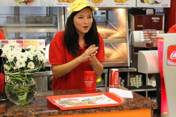 Пісенний флешмоб у луцькому  ЦУМі. ФОТО