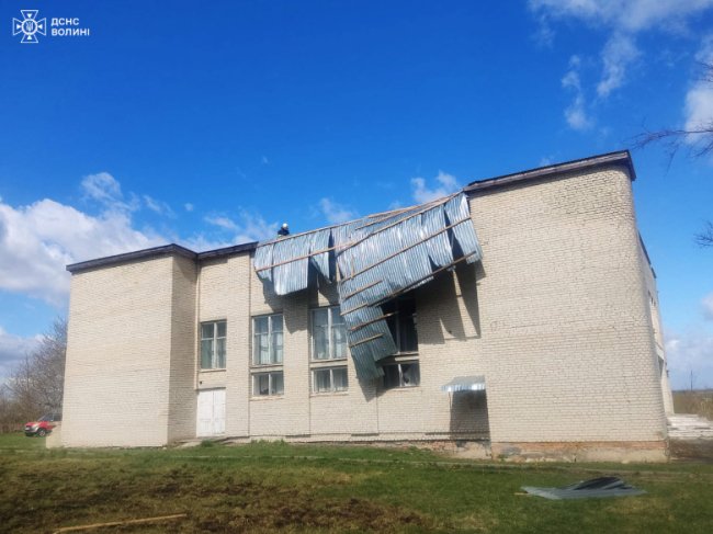 На Волині рятувальники ліквідували наслідки негоди: зірвало дах у будинку культури, школі та бібліотеці