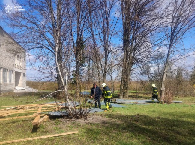На Волині рятувальники ліквідували наслідки негоди: зірвало дах у будинку культури, школі та бібліотеці