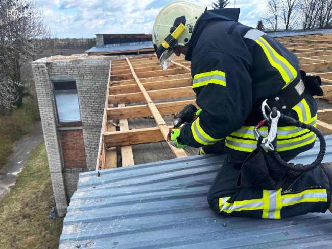 На Волині рятувальники ліквідували наслідки негоди: зірвало дах у будинку культури, школі та бібліотеці