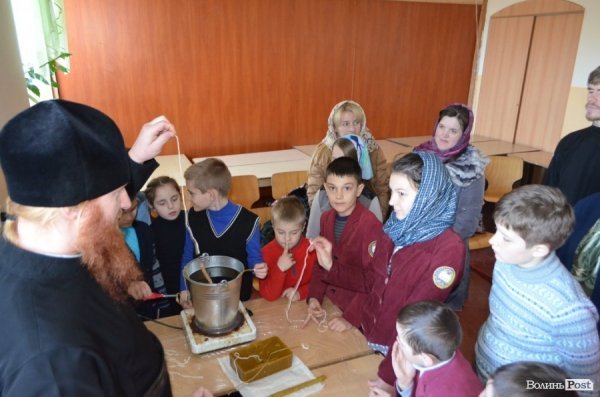 У Луцьку дітей навчали, як власноруч робити великодню свічку. ФОТО
