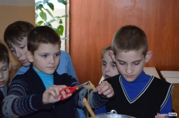 У Луцьку дітей навчали, як власноруч робити великодню свічку. ФОТО
