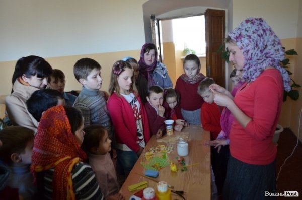 У Луцьку дітей навчали, як власноруч робити великодню свічку. ФОТО