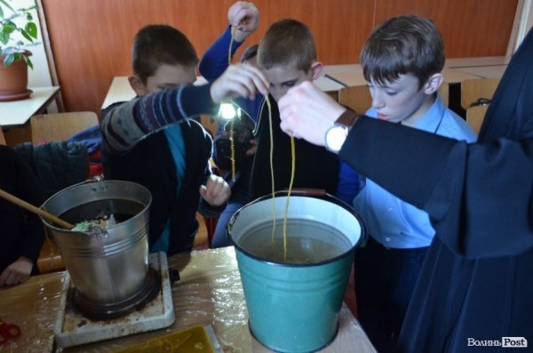 У Луцьку дітей навчали, як власноруч робити великодню свічку. ФОТО