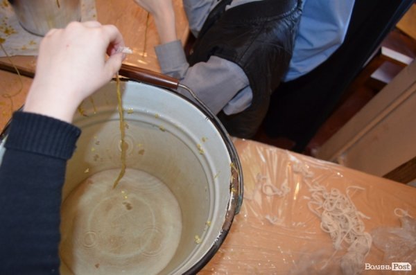 У Луцьку дітей навчали, як власноруч робити великодню свічку. ФОТО