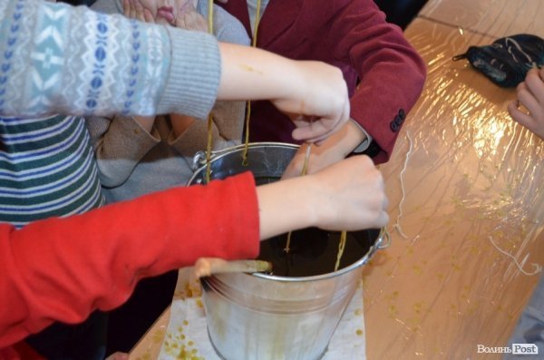 У Луцьку дітей навчали, як власноруч робити великодню свічку. ФОТО