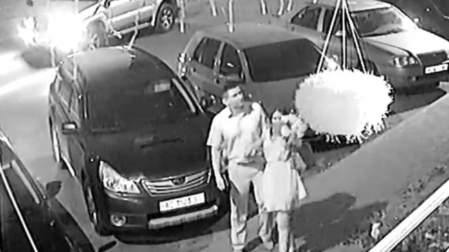 У Луцьку двоє людей «спалились» на крадіжці  квітів. ФОТО