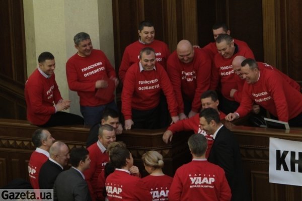 Як депутати нудьгують у Раді. ФОТО