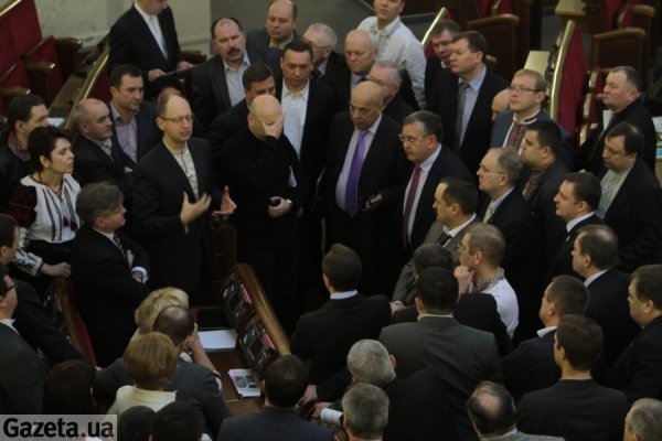 Як депутати нудьгують у Раді. ФОТО