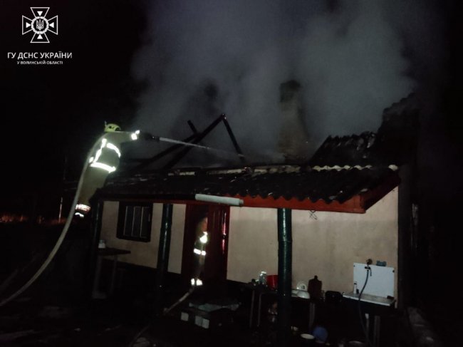 Пожежі на Волині: горіли дві господарські будівлі та трава