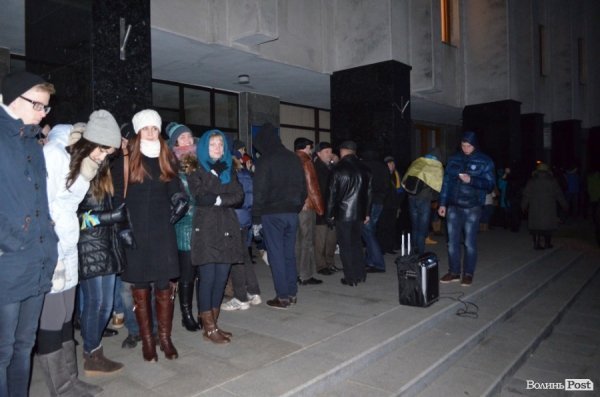 Гарячий світанок у Луцьку: як пікетували губернатора. ФОТО