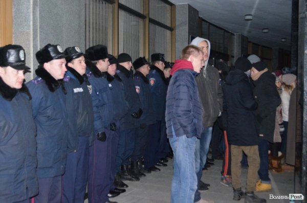 Гарячий світанок у Луцьку: як пікетували губернатора. ФОТО